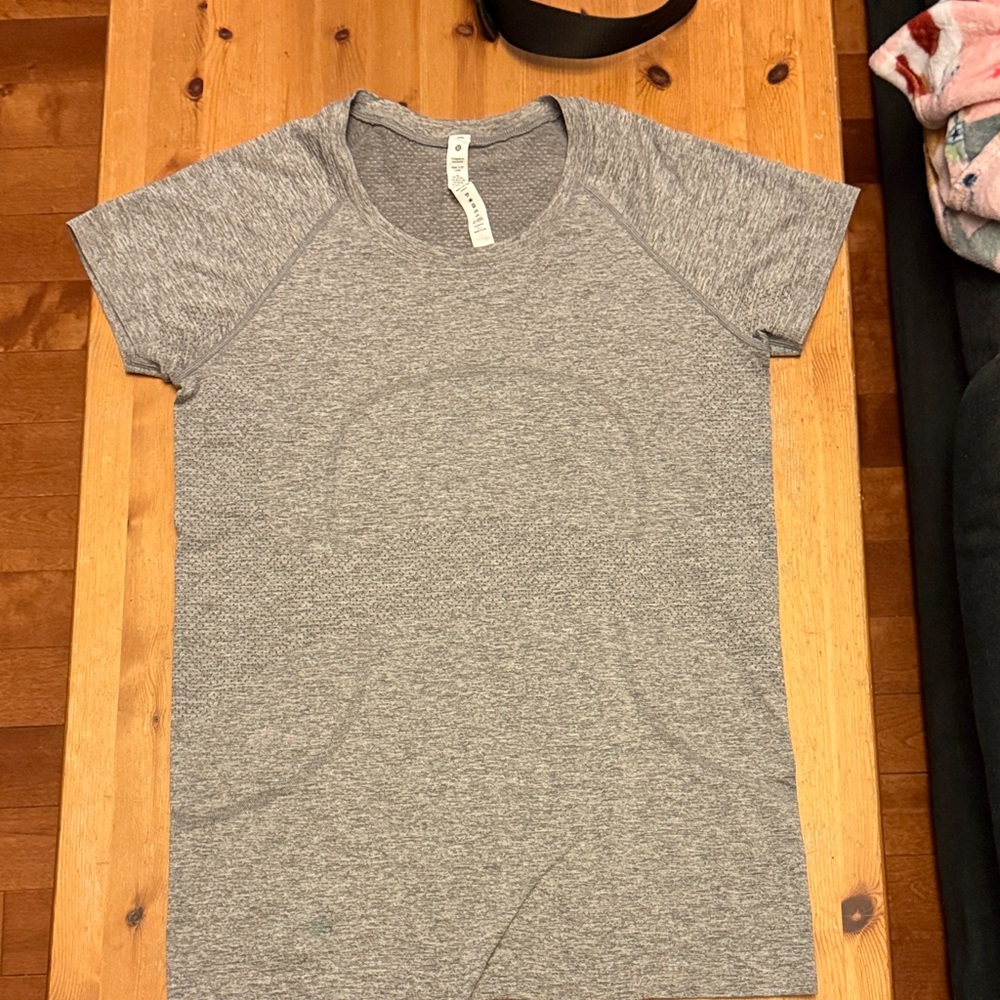 Lululemon swiftly Tech Short Sleeve Hip Length Short Sleeve Tee (Size 10)